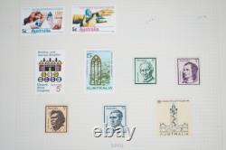COLLECTION MONDIALE DE TIMBRES DES ANNÉES 1920 À 1970, PLUS DE 850 TIMBRES NEUFS ET USAGÉS STOCKÉS DANS UN ALBUM A-K