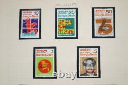 COLLECTION MONDIALE DE TIMBRES DES ANNÉES 1920 À 1970, PLUS DE 850 TIMBRES NEUFS ET USAGÉS STOCKÉS DANS UN ALBUM A-K