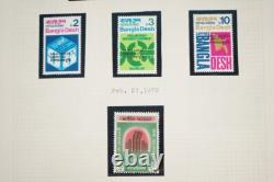 COLLECTION MONDIALE DE TIMBRES DES ANNÉES 1920 À 1970, PLUS DE 850 TIMBRES NEUFS ET USAGÉS STOCKÉS DANS UN ALBUM A-K