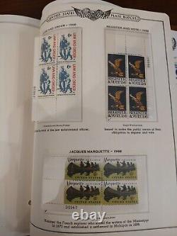 Collection COLOSSALE de blocs de timbres des États-Unis dans l'album Harris de 1966. Vue.