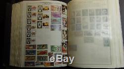 Collection De Timbres Ww Dans Un Album Harris Avec Environ 1 000 Timbres, De R À Z