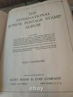 Collection Mondiale De Timbres En 1928 Scott Album. Collectionneurs Sérieux C’est Qu’il