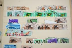 Collection britannique du Commonwealth de plus de 1 700 timbres utilisés, rangée dans un album