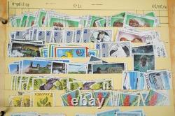 Collection britannique du Commonwealth de plus de 1 700 timbres utilisés, rangée dans un album