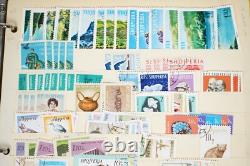 Collection d'Albanie de 825+ timbres neufs et utilisés dans un album sur des pages de stock