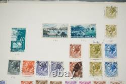 Collection d'Europe de plus de 3900 timbres neufs et usagés rangés dans un album sur des pages