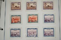 Collection d'Indonésie de 140 timbres et 4 feuillets dans un album spécialisé et pages d'album