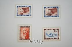Collection d'Indonésie de 140 timbres et 4 feuillets dans un album spécialisé et pages d'album