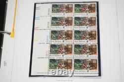 Collection de 150 blocs de plaques de différentes tailles de timbres neufs des États-Unis 1975-1979, stockée dans un album