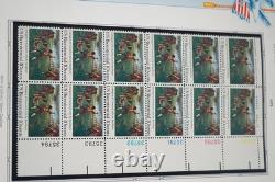 Collection de 150 blocs de plaques de différentes tailles de timbres neufs des États-Unis 1975-1979, stockée dans un album