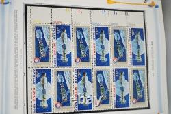 Collection de 150 blocs de plaques de différentes tailles de timbres neufs des États-Unis 1975-1979, stockée dans un album