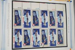 Collection de 150 blocs de plaques de différentes tailles de timbres neufs des États-Unis 1975-1979, stockée dans un album