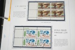 Collection de 150 blocs de plaques de différentes tailles de timbres neufs des États-Unis 1975-1979, stockée dans un album