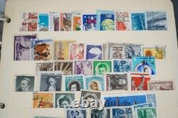 Collection de 2 600+ timbres de Russie neufs et utilisés stockés dans un album Monarch