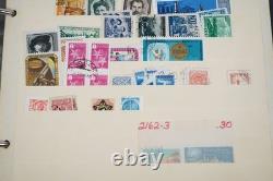 Collection de 2 600+ timbres de Russie neufs et utilisés stockés dans un album Monarch