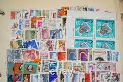 Collection de 2 600+ timbres de Russie neufs et utilisés stockés dans un album Monarch