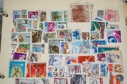 Collection de 2 600+ timbres de Russie neufs et utilisés stockés dans un album Monarch