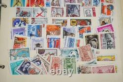 Collection de 2 600+ timbres de Russie neufs et utilisés stockés dans un album Monarch