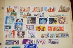 Collection de 2 600+ timbres de Russie neufs et utilisés stockés dans un album Monarch