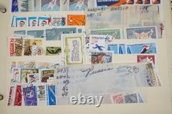 Collection de 2 600+ timbres de Russie neufs et utilisés stockés dans un album Monarch
