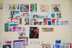 Collection de 2 600+ timbres de Russie neufs et utilisés stockés dans un album Monarch