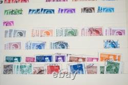 Collection de 3300+ timbres d'Europe de l'Est neufs et utilisés stockés dans un album