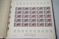 Collection de France de 30 feuillets d'art neufs stockés dans 2 albums Pioneer