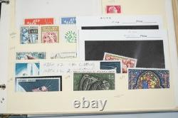 Collection de France de plus de 1 300 timbres neufs et usagés stockés dans un album sur des pages de stock