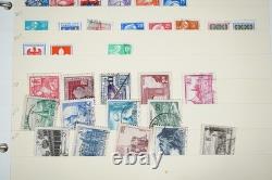 Collection de France de plus de 1 300 timbres neufs et usagés stockés dans un album sur des pages de stock