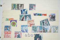 Collection de France de plus de 1 300 timbres neufs et usagés stockés dans un album sur des pages de stock