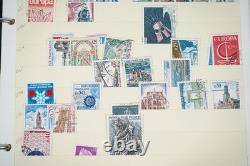 Collection de France de plus de 1 300 timbres neufs et usagés stockés dans un album sur des pages de stock