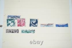 Collection de France de plus de 1 300 timbres neufs et usagés stockés dans un album sur des pages de stock