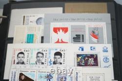Collection de Pologne de plus de 4500 timbres neufs et utilisés stockés dans un album sur des pages de stock