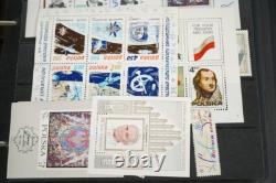Collection de Pologne de plus de 4500 timbres neufs et utilisés stockés dans un album sur des pages de stock