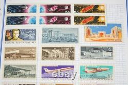 Collection de Russie de plus de 1 300 timbres neufs et usagés stockés dans un album Voyager