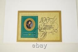 Collection de Russie de plus de 250 timbres et feuillets souvenirs, neufs et oblitérés, conservés dans un album bleu