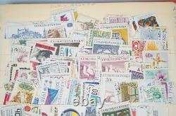 Collection de Tchécoslovaquie de plus de 1000 timbres neufs et utilisés dans un album sur des pages de stock