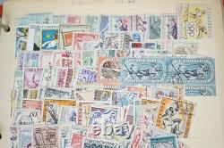 Collection de Tchécoslovaquie de plus de 1000 timbres neufs et utilisés dans un album sur des pages de stock