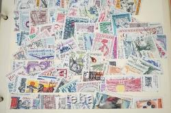 Collection de Tchécoslovaquie de plus de 1000 timbres neufs et utilisés dans un album sur des pages de stock