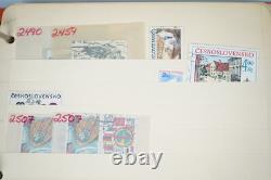 Collection de Tchécoslovaquie de plus de 1000 timbres neufs et utilisés dans un album sur des pages de stock