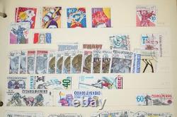 Collection de Tchécoslovaquie de plus de 1000 timbres neufs et utilisés dans un album sur des pages de stock
