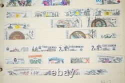 Collection de Tchécoslovaquie de plus de 1000 timbres neufs et utilisés dans un album sur des pages de stock