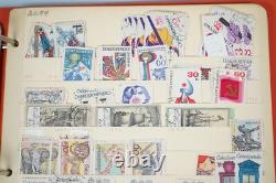 Collection de Tchécoslovaquie de plus de 1000 timbres neufs et utilisés dans un album sur des pages de stock