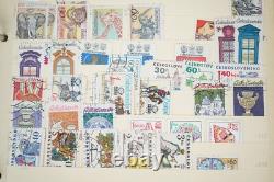 Collection de Tchécoslovaquie de plus de 1000 timbres neufs et utilisés dans un album sur des pages de stock