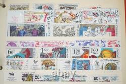 Collection de Tchécoslovaquie de plus de 1000 timbres neufs et utilisés dans un album sur des pages de stock