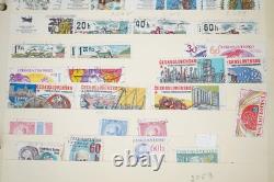 Collection de Tchécoslovaquie de plus de 1000 timbres neufs et utilisés dans un album sur des pages de stock