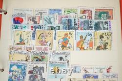 Collection de Tchécoslovaquie de plus de 1000 timbres neufs et utilisés dans un album sur des pages de stock