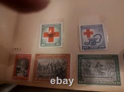 Collection de Timbres Boutique Mondiale dans un Album Vintage Plus Fait Main. Véritable Bijou