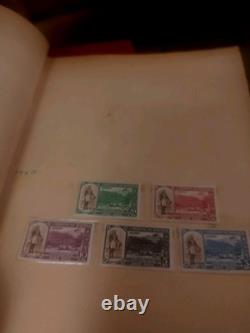 Collection de Timbres Boutique Mondiale dans un Album Vintage Plus Fait Main. Véritable Bijou