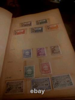 Collection de Timbres Boutique Mondiale dans un Album Vintage Plus Fait Main. Véritable Bijou